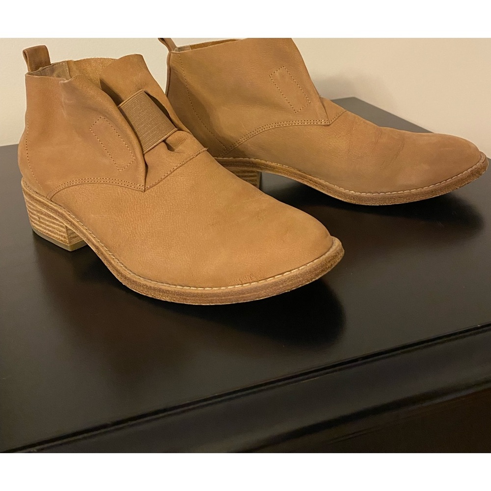 Eileen Fisher Size 7.5 suede booties